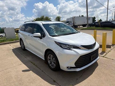 Used 2022 Toyota Sienna XLE w/ XLE Plus Package FWD image 6