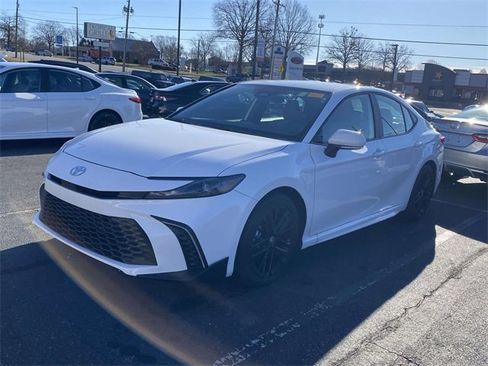 Used 2025 Toyota Camry SE image 3