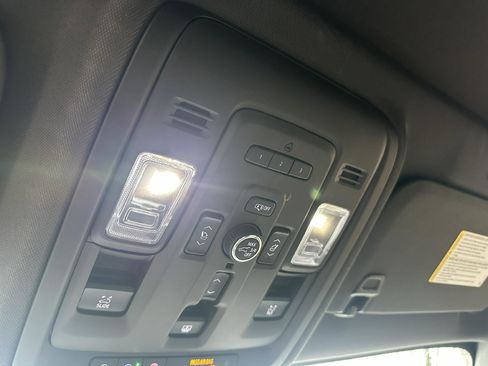 Used 2021 GMC Yukon SLT w/ SLT Premium Package image 19