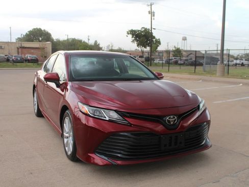 Used 2019 Toyota Camry LE FWD image 4