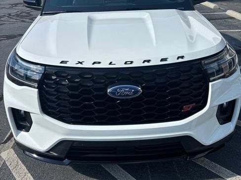 Used 2025 Ford Explorer ST AWD/4WD image 5