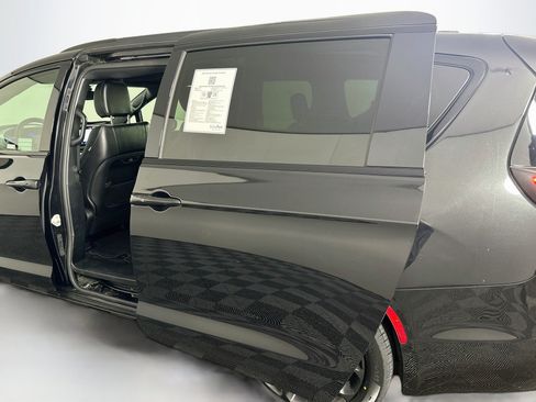 Used 2023 Chrysler Pacifica Touring-L w/ S Appearance Package FWD image 28