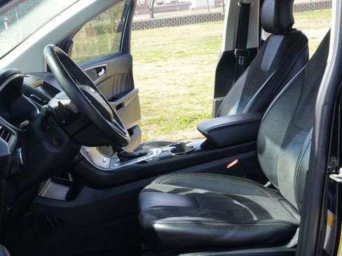 Used 2017 Ford Edge Titanium w/ Technology Package image 2