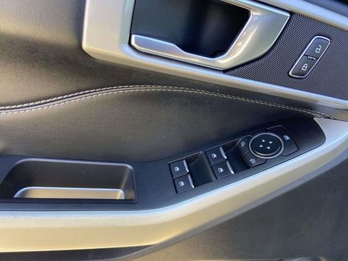 Used 2022 Ford Explorer XLT image 12