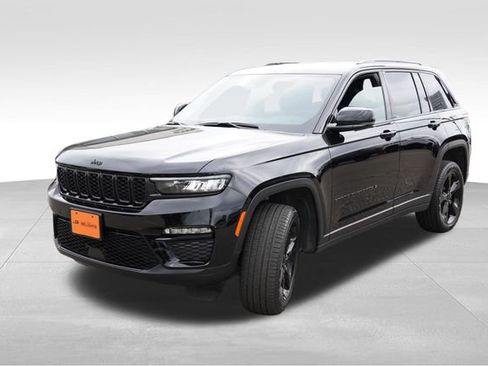 Used 2025 Jeep Grand Cherokee Limited w/ Black Appearance Package AWD/4WD image 11