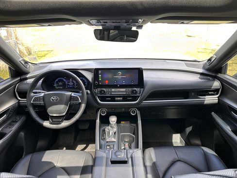 Used 2025 Toyota Grand Highlander AWD Hybrid image 32