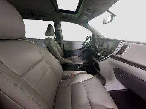 Used 2017 Toyota Sienna XLE w/ XLE Navigation Package FWD image 31