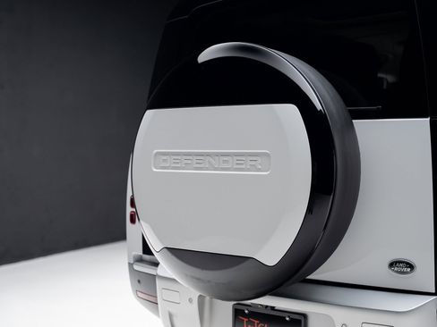 Used 2023 Land Rover Defender 130 SE image 34