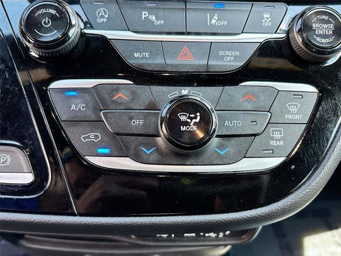 Used 2025 Chrysler Pacifica Select FWD image 15