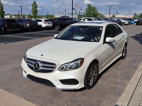 Used 2016 Mercedes-Benz E 400 4MATIC Sedan image 4