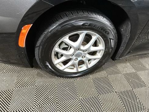 Used 2023 Chrysler Pacifica Touring-L FWD image 9