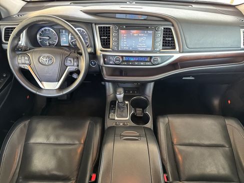 Used 2015 Toyota Highlander Limited w/ Driver Technology Package AWD/4WD image 3