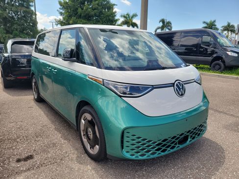 Used 2025 Volkswagen ID. Buzz Pro S Plus w/ Cupholders Package RWD image 3