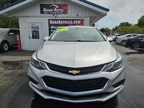 Used 2018 Chevrolet Cruze LT FWD image 3