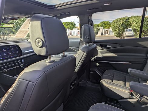 Certified 2025 Chevrolet Traverse High Country w/ LPO, Floor Liner Package AWD/4WD image 15