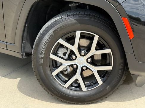 Used 2024 Jeep Grand Cherokee Limited AWD/4WD image 2