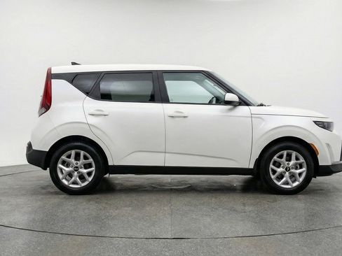 Used 2025 Kia Soul LX w/ LX Technology Package image 11