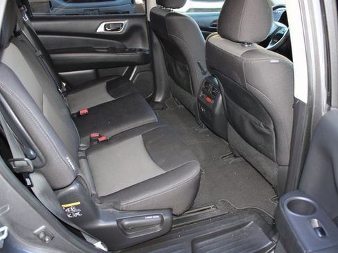 Used 2019 Nissan Pathfinder S image 17