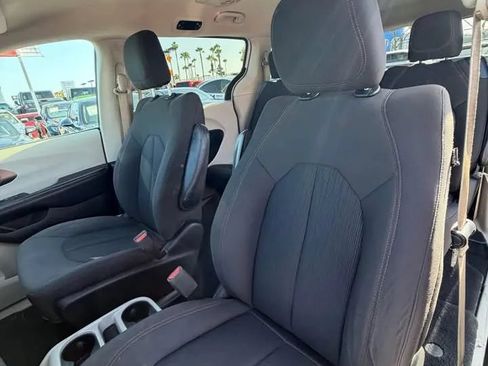 Used 2017 Chrysler Pacifica Touring FWD image 7