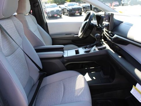 Used 2026 Toyota Sienna LE FWD image 21