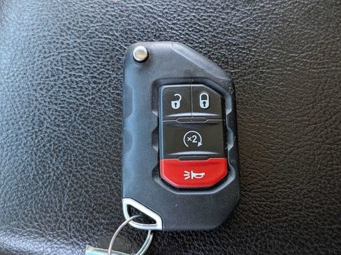 Used 2023 Jeep Gladiator Rubicon w/ LED Lighting Group AWD/4WD image 30