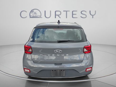 Used 2020 Hyundai Venue SE FWD image 2