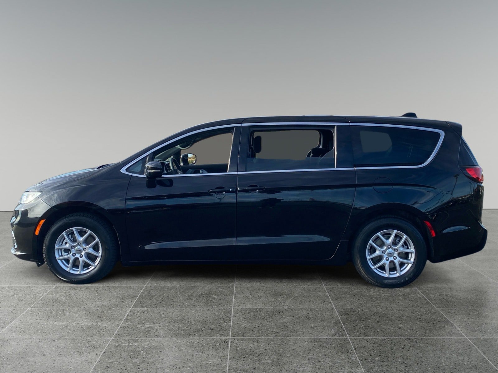 Used 2024 Chrysler Pacifica Touring FWD image 2