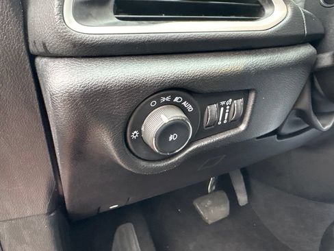 Used 2025 Chrysler Pacifica Select FWD image 18