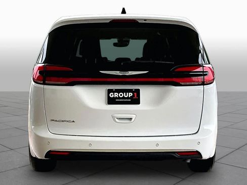 Used 2025 Chrysler Pacifica Select FWD image 5