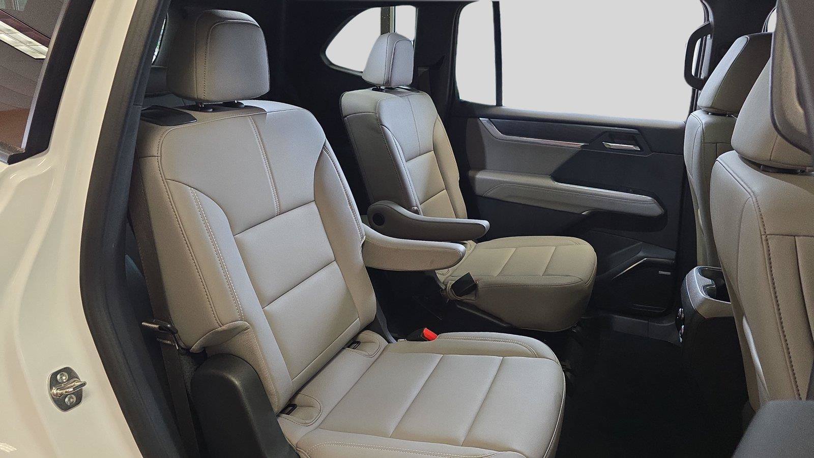Used 2026 GMC Acadia Elevation w/ Elevation Premium Package FWD image 17