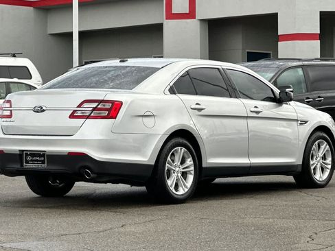 Used 2018 Ford Taurus SE image 2