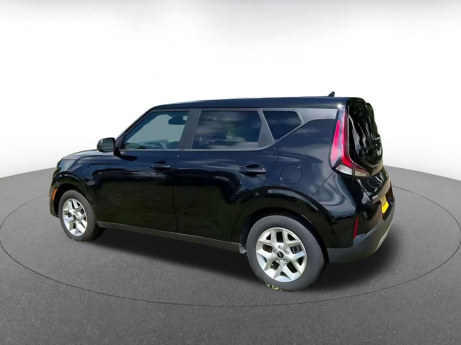 Used 2025 Kia Soul LX w/ LX Technology Package FWD image 9