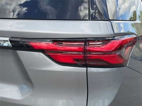 Used 2023 Chevrolet Traverse LS image 8