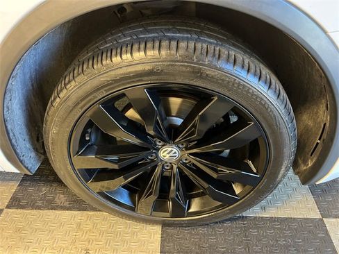 Certified 2020 Volkswagen Tiguan SE image 9
