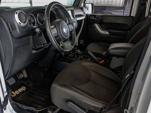Used 2016 Jeep Wrangler Unlimited Sahara w/ Connectivity Group AWD/4WD image 14