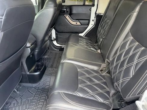 Used 2017 Jeep Wrangler Unlimited Sahara AWD/4WD image 16