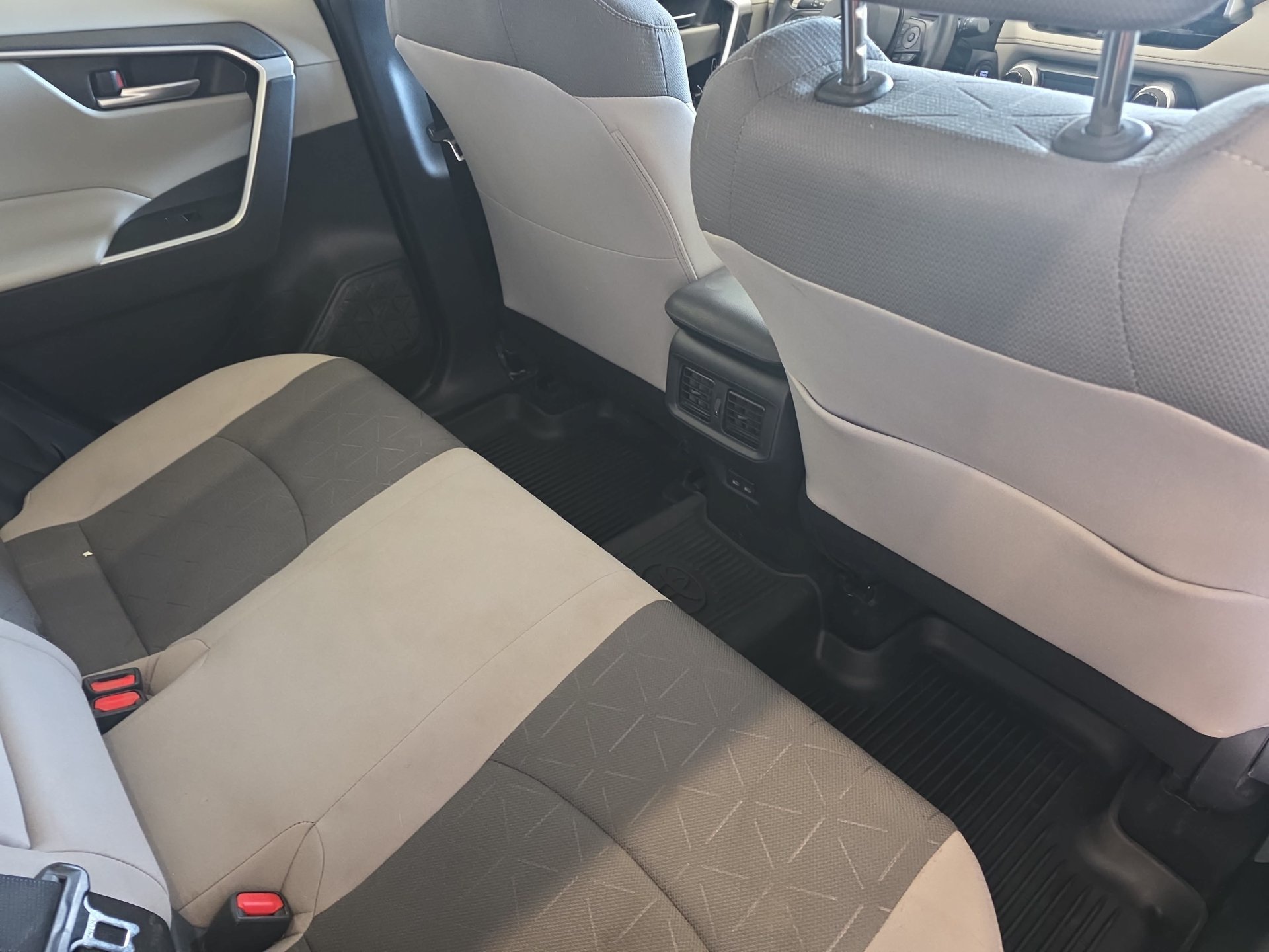 Used 2023 Toyota RAV4 XLE w/ Convenience Package FWD image 11