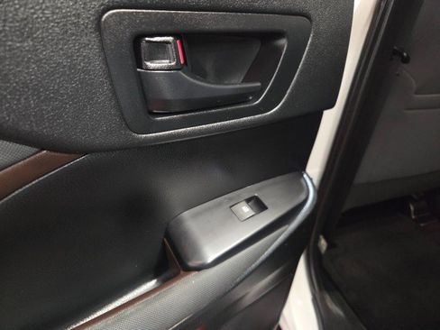 Used 2019 Toyota Highlander LE image 28