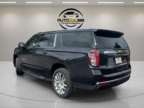 Used 2022 Chevrolet Suburban LT w/ Luxury Package RWD image 5