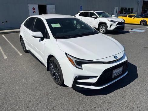 Used 2025 Toyota Corolla SE FWD image 1