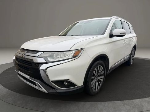 Used 2020 Mitsubishi Outlander SE image 1