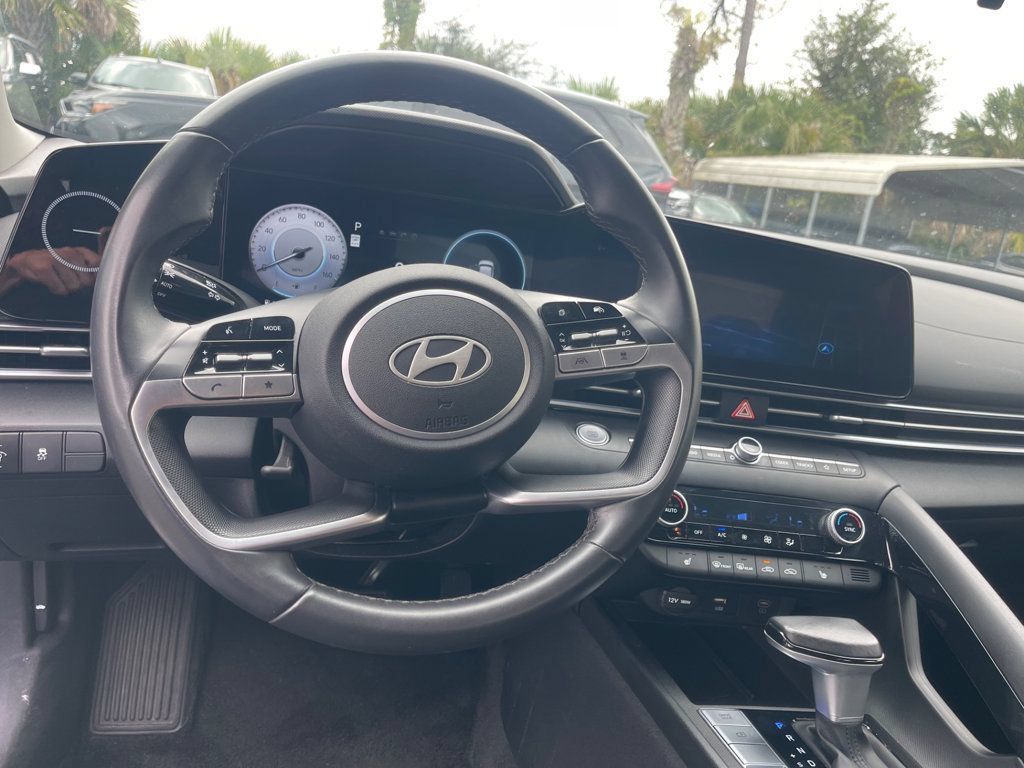 Used 2025 Hyundai Elantra SEL FWD image 14