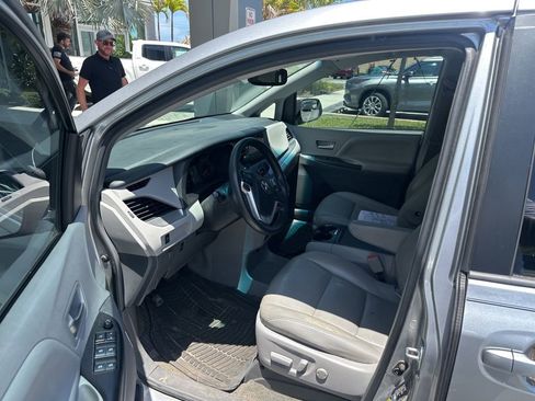 Used 2017 Toyota Sienna LE FWD image 4