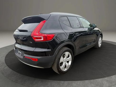 Used 2021 Volvo XC40 T4 Momentum FWD image 5