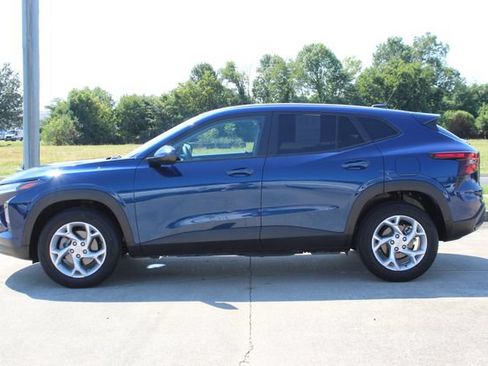 Used 2024 Chevrolet Trax LS w/ LS Convenience Package FWD image 2
