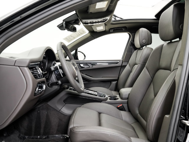 Certified 2026 Porsche Macan AWD/4WD image 6