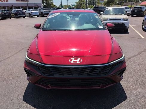 Used 2025 Hyundai Elantra SEL FWD image 2