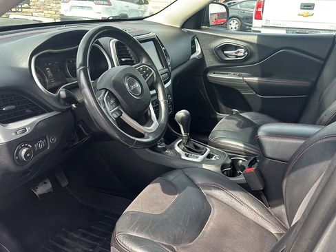 Used 2017 Jeep Cherokee Trailhawk w/ Comfort/Convenience Group AWD/4WD image 2