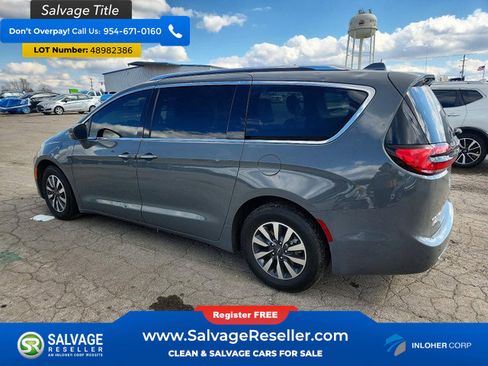 Used 2021 Chrysler Pacifica Touring-L FWD image 3