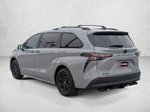 Used 2025 Toyota Sienna XLE Woodland Edition image 8